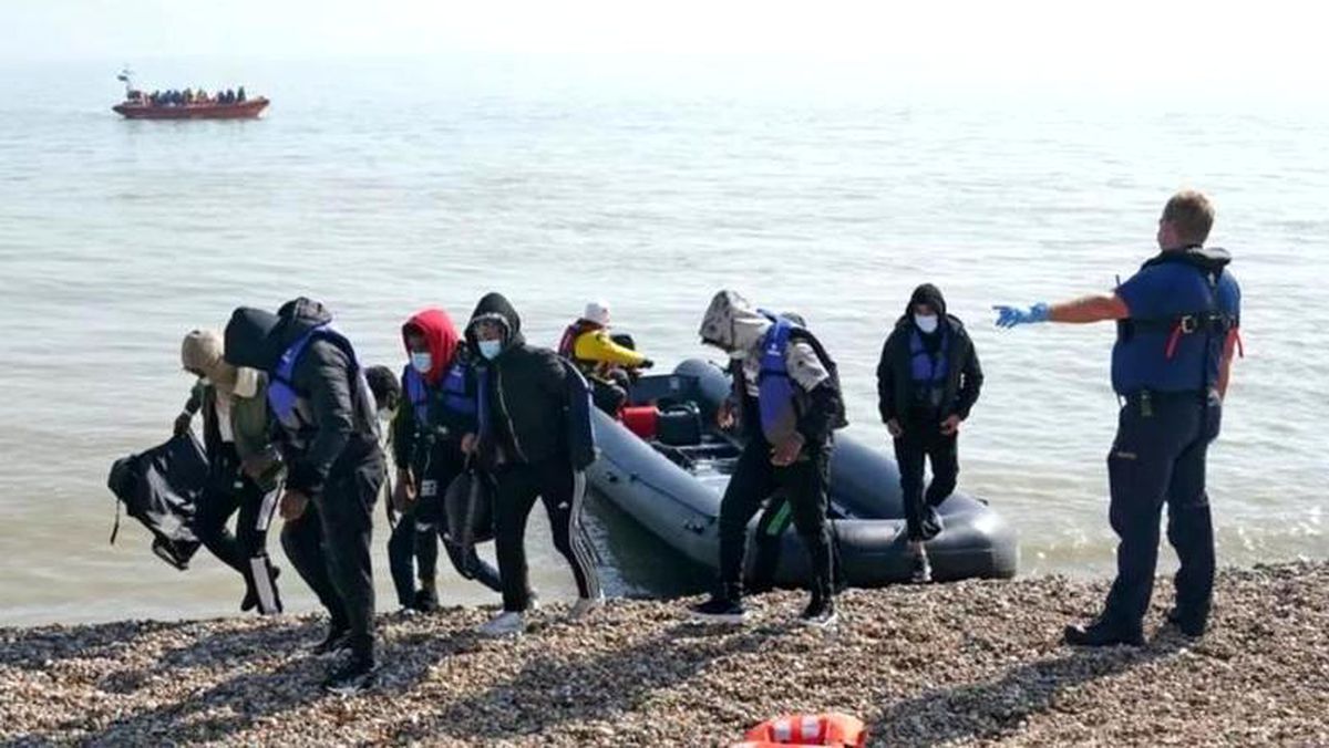 İngiltere İçişleri Bakanı, Mülteciler Sözleşmesi\'nin Değişmesi Gerektiğini Savunuyor