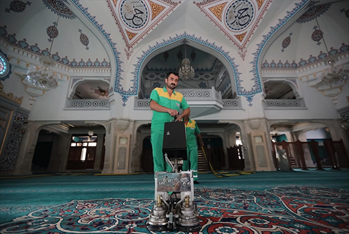 İstanbul\'da Mevlit Kandili dolayısıyla cami ve mescitler temizlendi