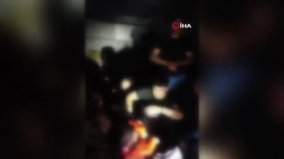Sultangazi\'de Kamyonetin Kasasında 38 Kaçak Göçmen Yakalandı