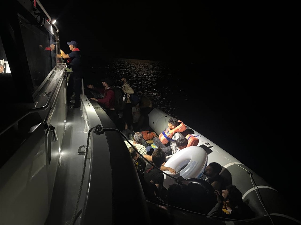 İzmir Açıklarında 188 Düzensiz Göçmen Yakalandı