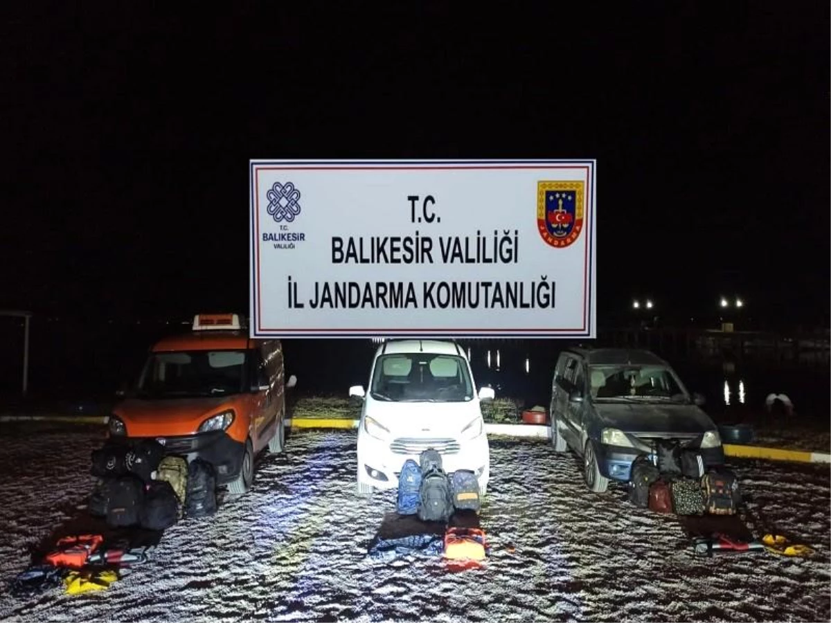 Balıkesir\'de düzensiz göçmen operasyonu: 88 göçmen ve 9 organizatör yakalandı