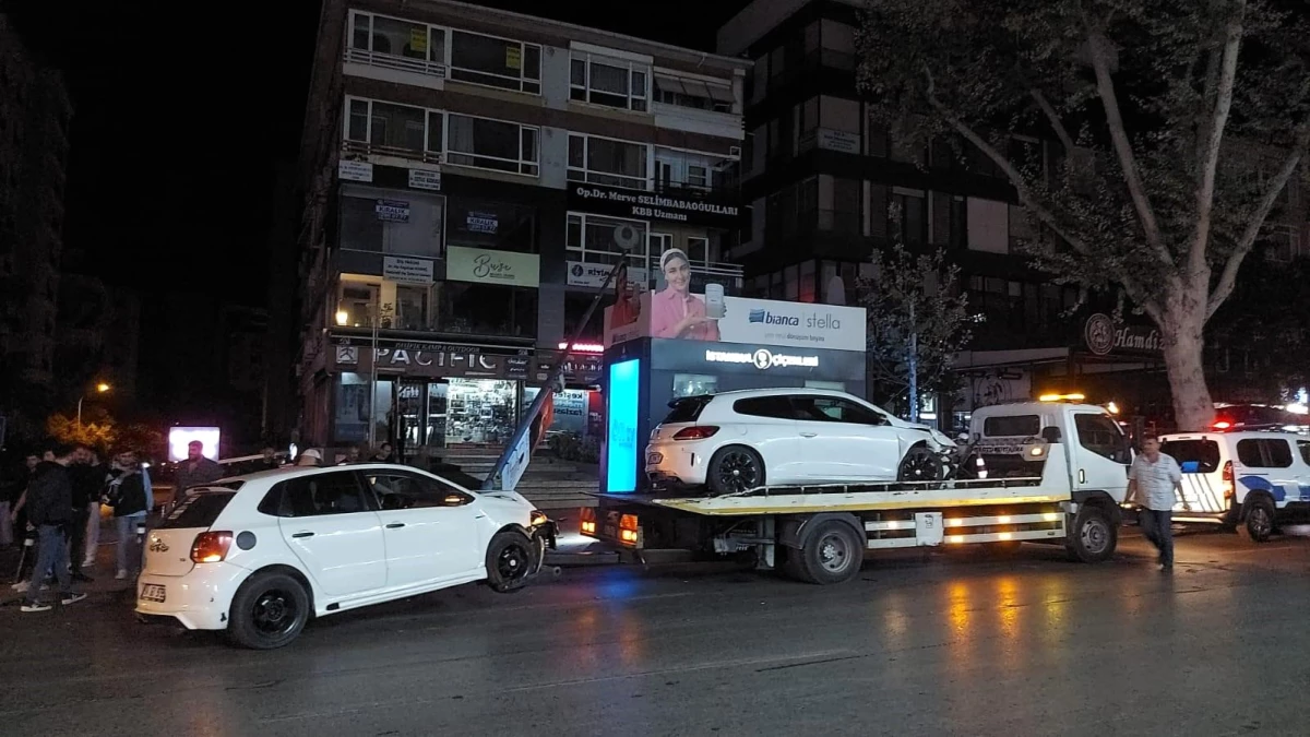 Kadıköy\'de Trafik Kazası: 3 Kişi Yaralandı