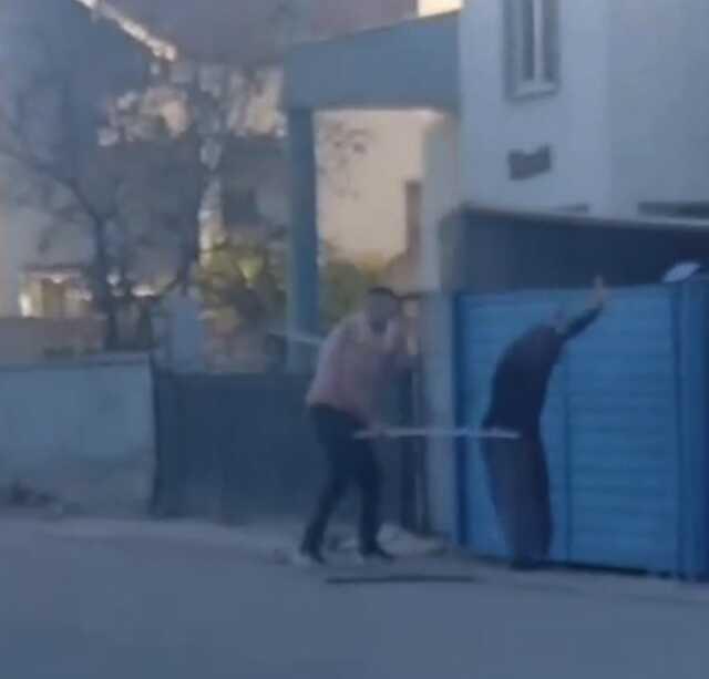 Kadın Komşusuna Sopayla Saldıran Şahıs Cep Telefonu Kamerasına Yansıdı