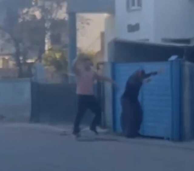 Kadın Komşusuna Sopayla Saldıran Şahıs Cep Telefonu Kamerasına Yansıdı