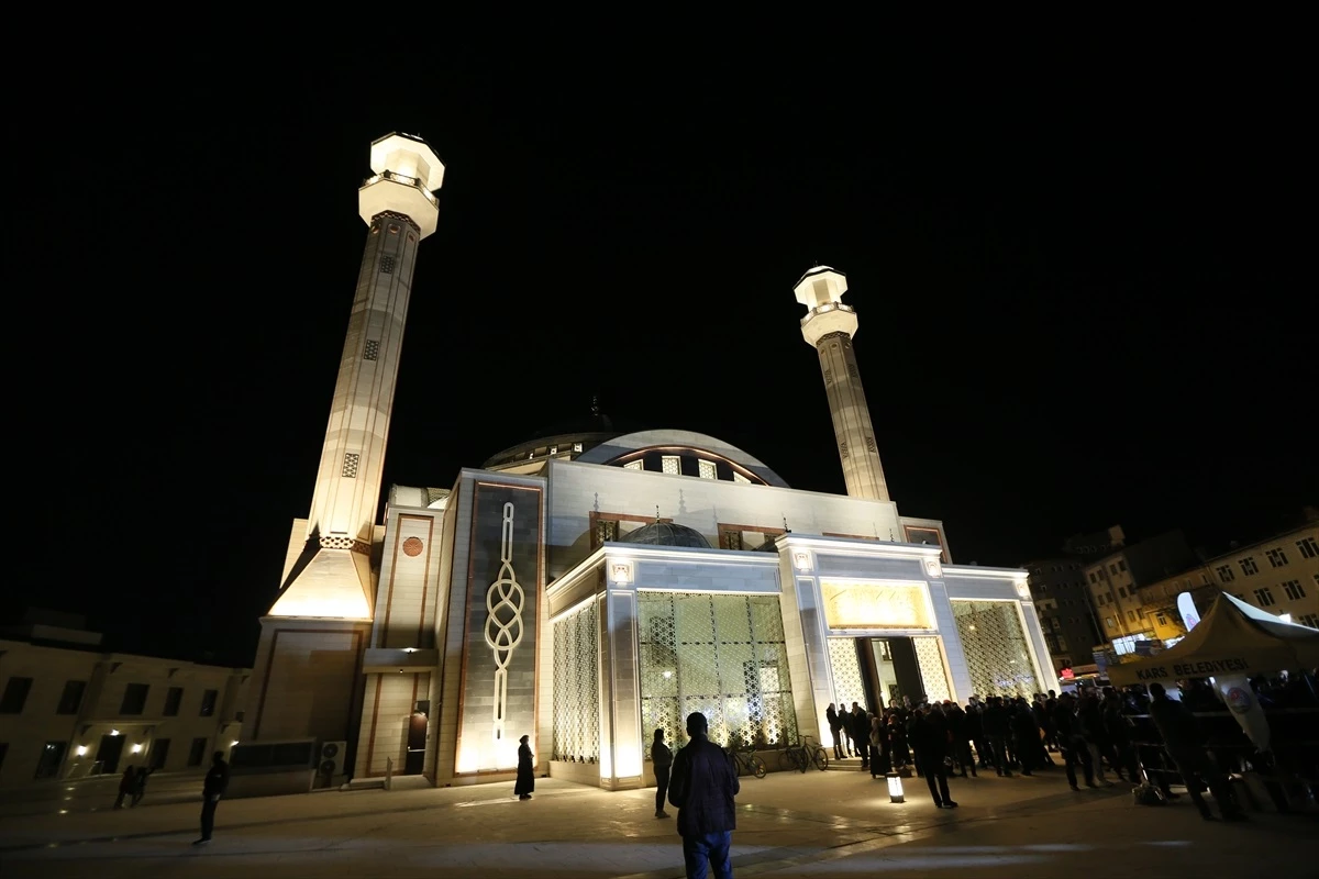 Kars\'ta Sultan Alparslan Camii Mevlit Kandili\'nde ibadete açıldı