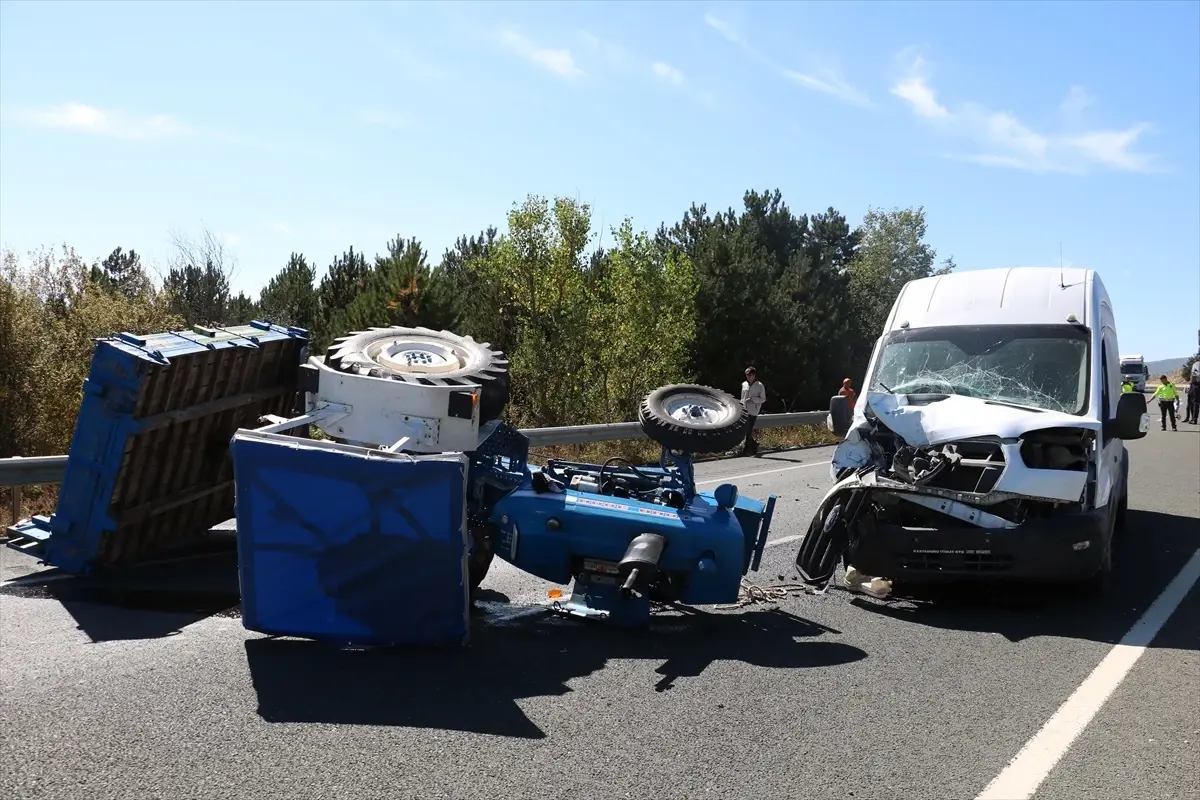 Kastamonu\'da minibüsle traktörün çarpışması sonucu 2 kişi yaralandı