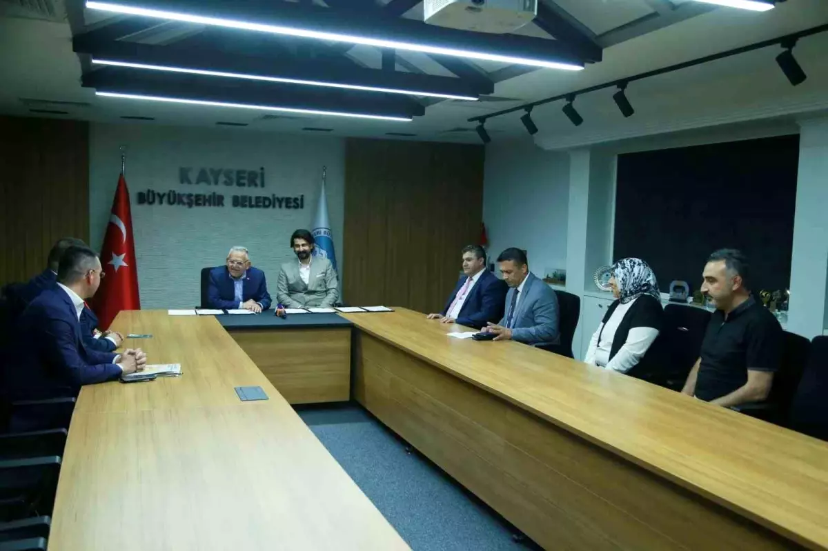 Kayseri Büyükşehir Belediyesi ve Uluslararası Göç ve Dayanışma Derneği İş Birliği Protokolü İmzaladı