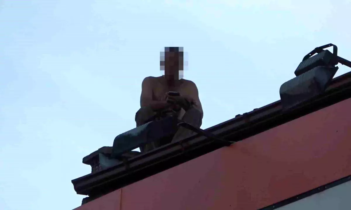 Kırıkkale\'de intihar girişimi: Vatandaş çatıda jilet ile kendine zarar verdi