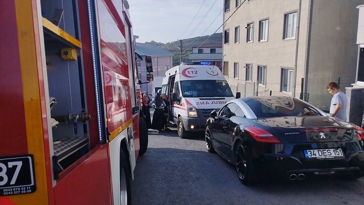 Gebze\'de çıkan yangında 2 kişi dumandan etkilendi