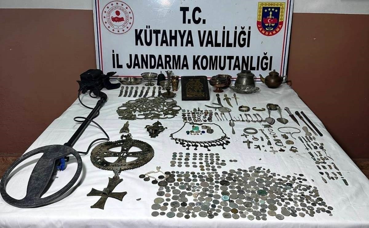 Kütahya\'da 539 Parça Tarihi Eser Ele Geçirildi, 2 Kişi Gözaltına Alındı