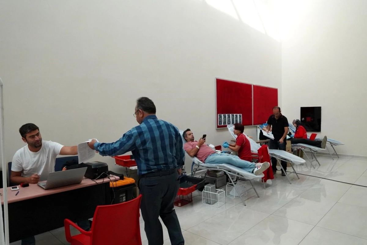 Melikgazi Belediyesi Personeli Kızılay\'a Kan Bağışında Bulundu