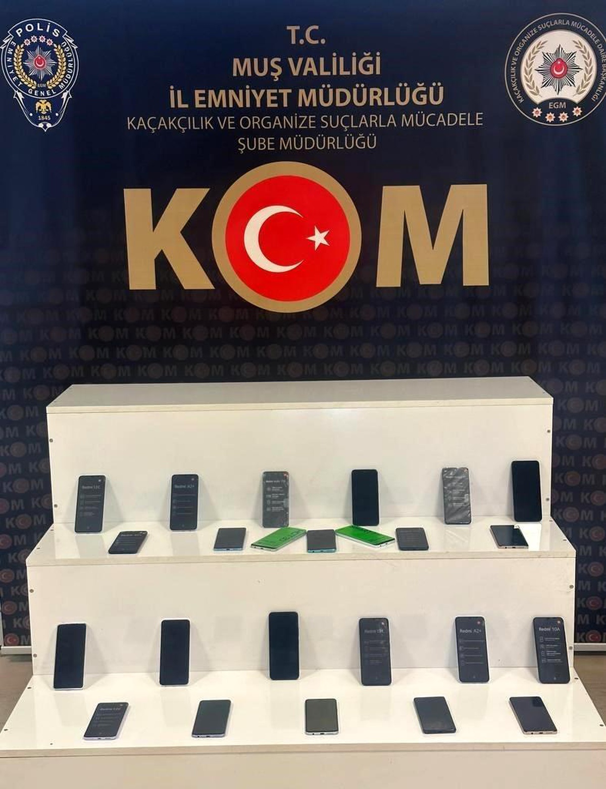 Muş\'ta Kaçakçılık Operasyonu: Tabanca ve Cep Telefonları Ele Geçirildi