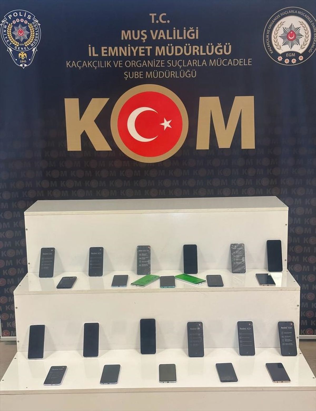Muş\'ta Operasyonda Ruhsatsız Tabanca ve Gümrük Kaçağı Cep Telefonları Ele Geçirildi