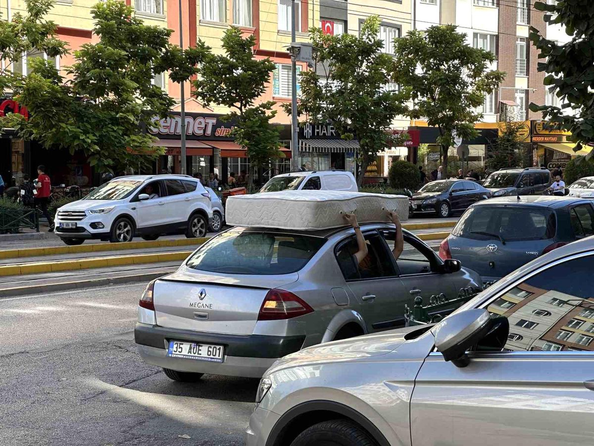 Eskişehir\'de Öğrencilerin İlginç Yatak Taşıma Yöntemi