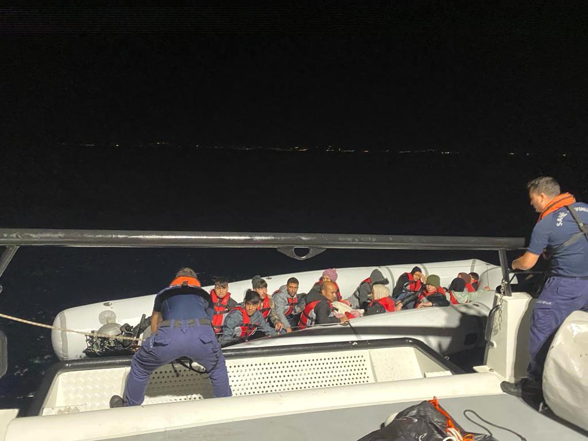 Balıkesir Ayvalık\'ta 18 düzensiz göçmen yakalandı