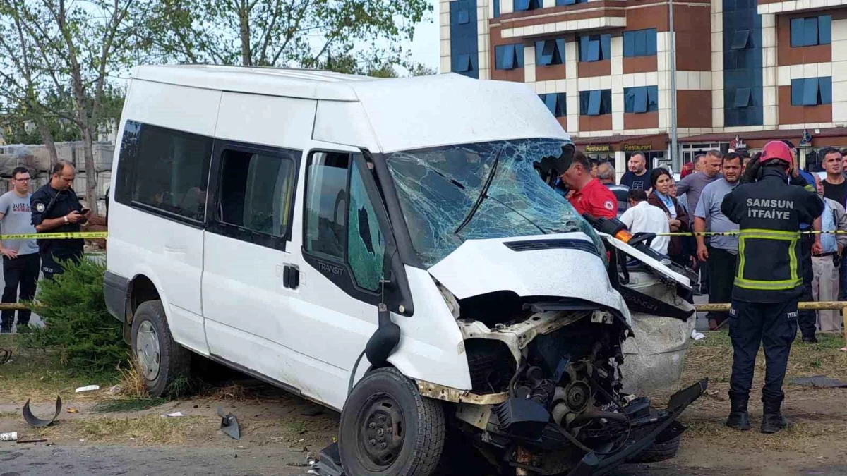 Samsun\'da Kavşakta Tır ile Öğrenci Servisi Çarpıştı: 1 Ölü, 6 Yaralı
