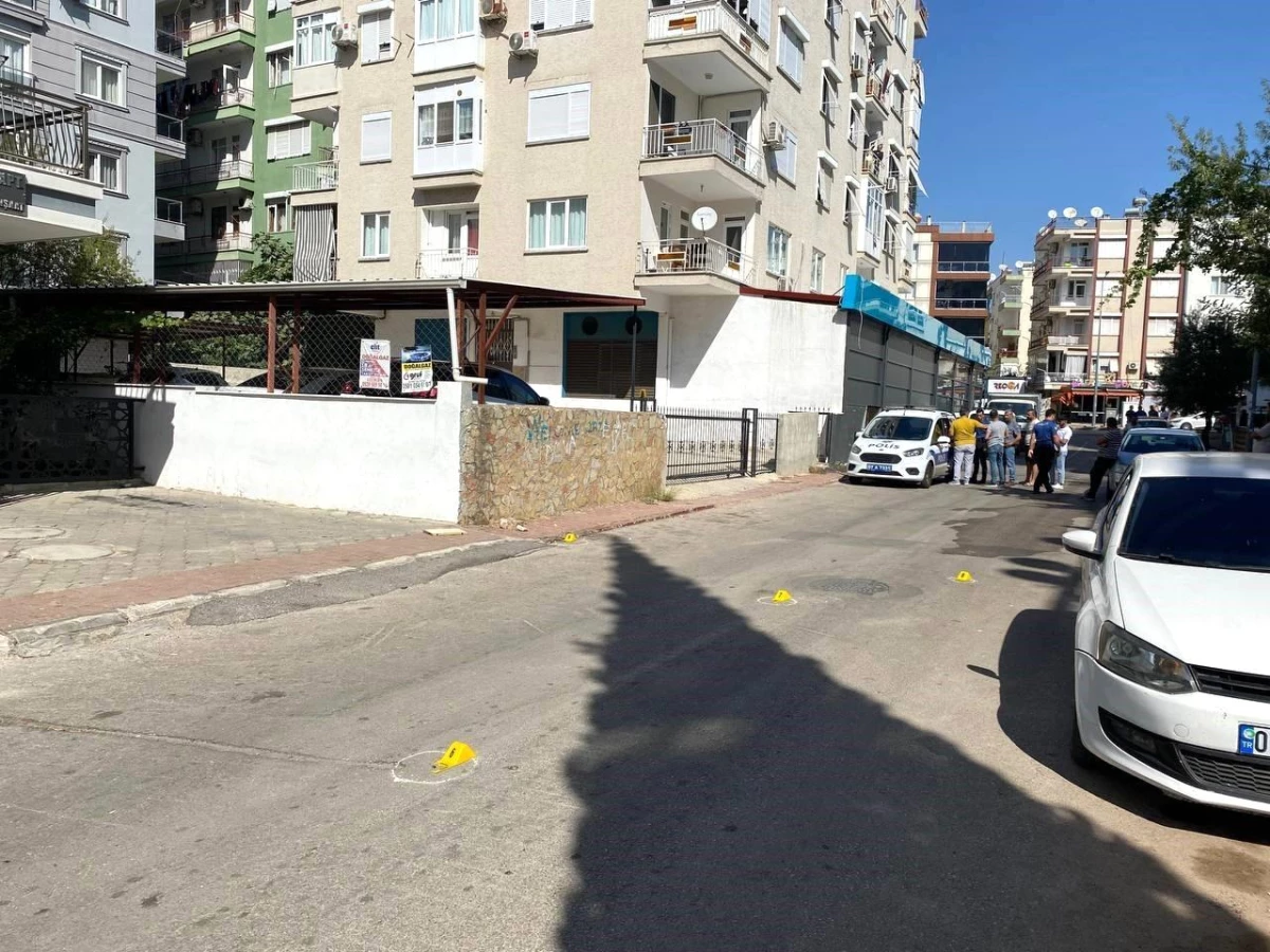 Antalya\'da Sokakta Tabanca ile Havaya Ateş Eden Şahıs Yakalandı