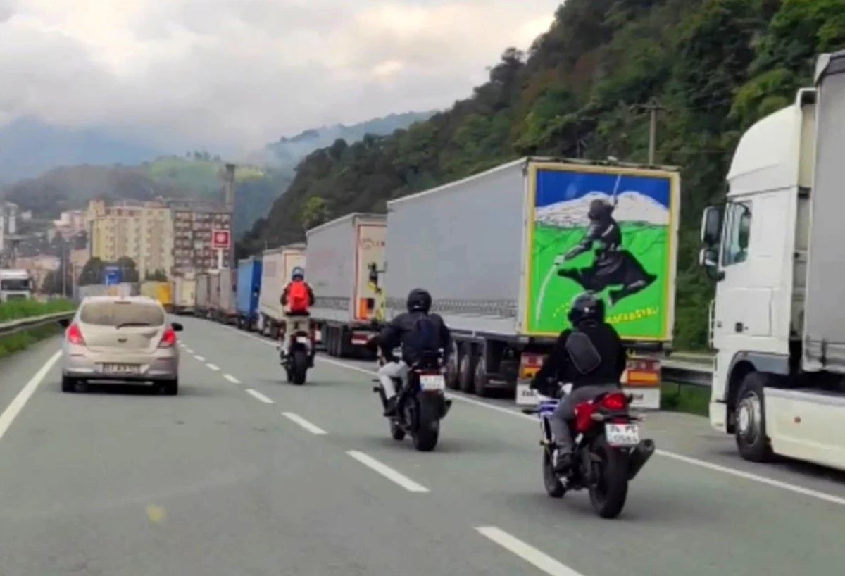 Artvin\'de Motosiklet Sürücüsünün Tehlikeli Sürüşü Görüntülendi