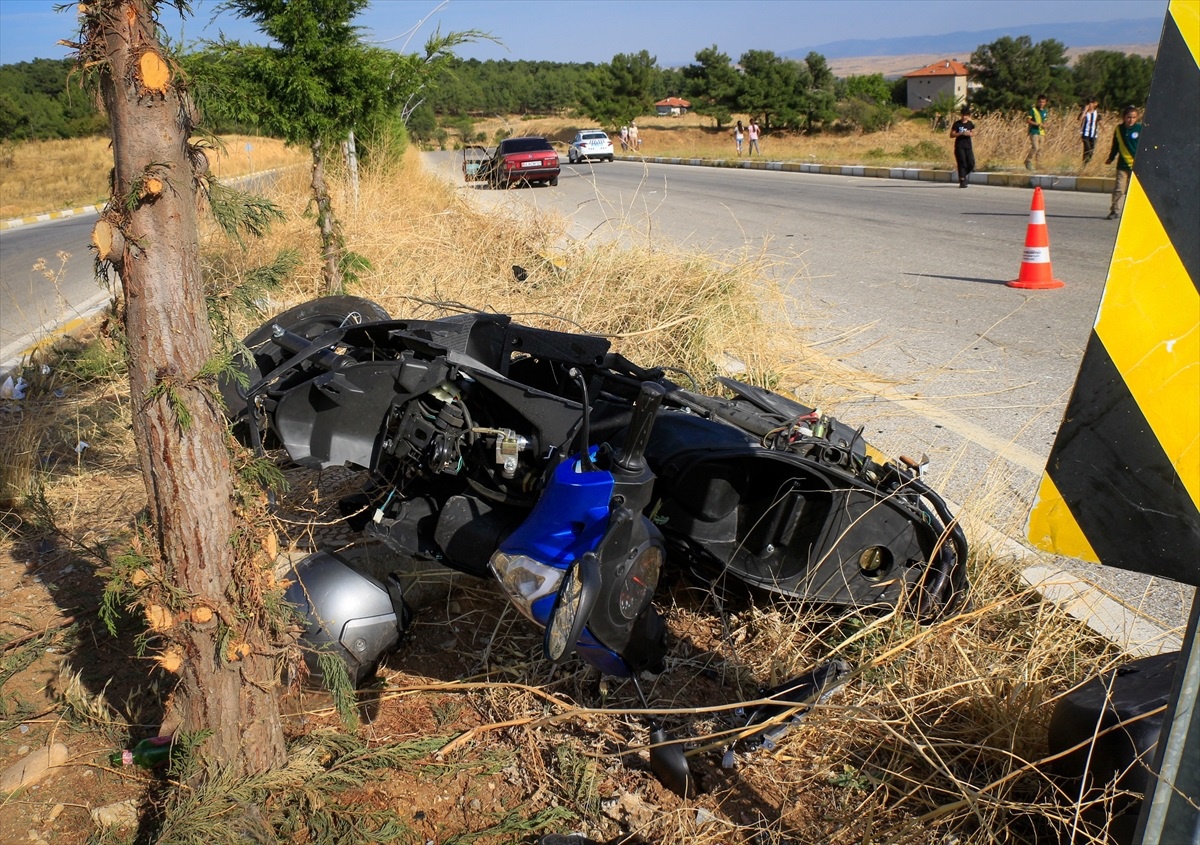 Uşak\'ta Otomobille Çarpışan Motosikletteki Çift Ağır Yaralandı