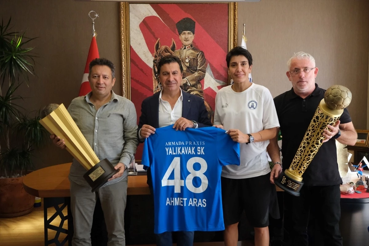 Armada Praxis Yalıkavakspor Hentbol Kadın Takımı, Bodrum Kaymakamı ve Belediye Başkanı ile buluştu