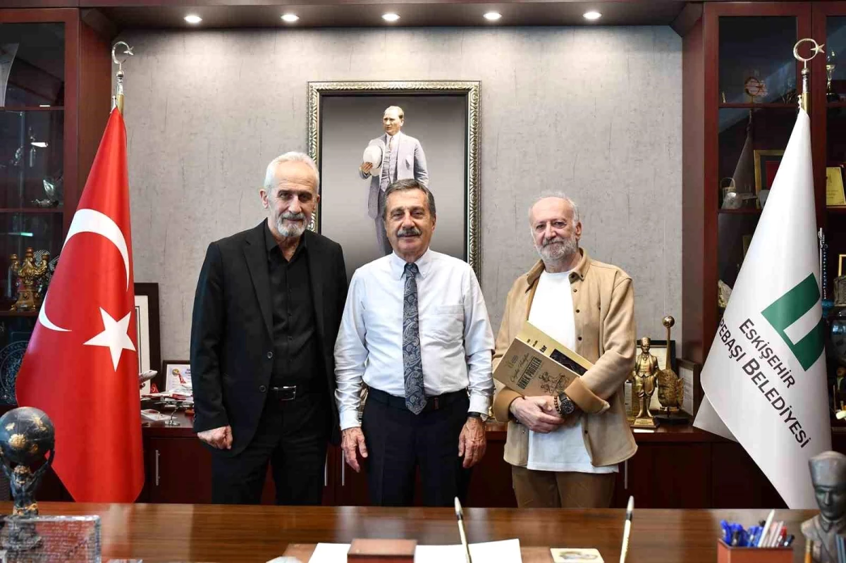 Tepebaşı Belediye Başkanı Ahmet Ataç, spor kulübü ve tiyatro yönetmeni ile bir araya geldi