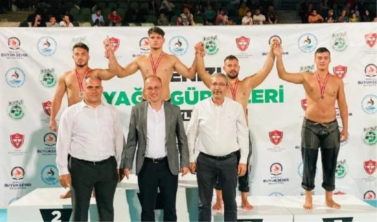 Yunusemre Belediyesi Yağlı Güreş Takımı Madalyaları Topluyor