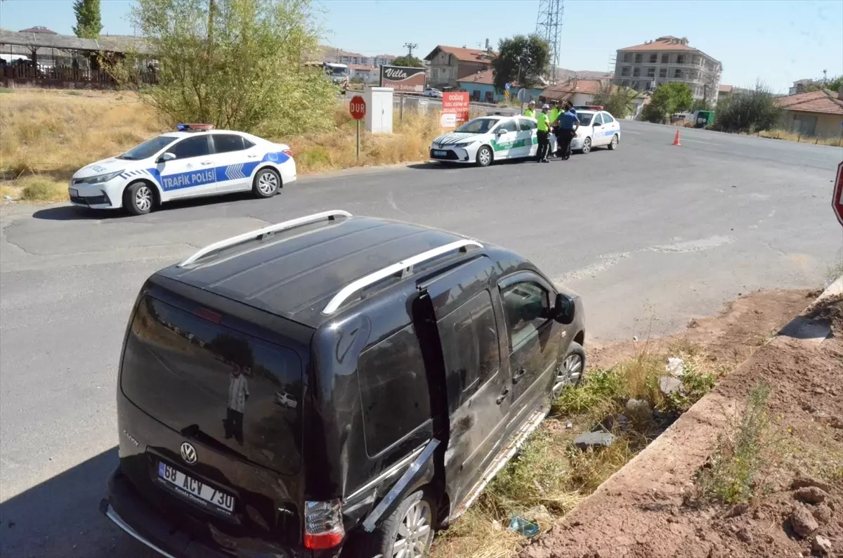 Aksaray\'da Otomobil ile Hafif Ticari Araç Çarpıştı: 4 Yaralı