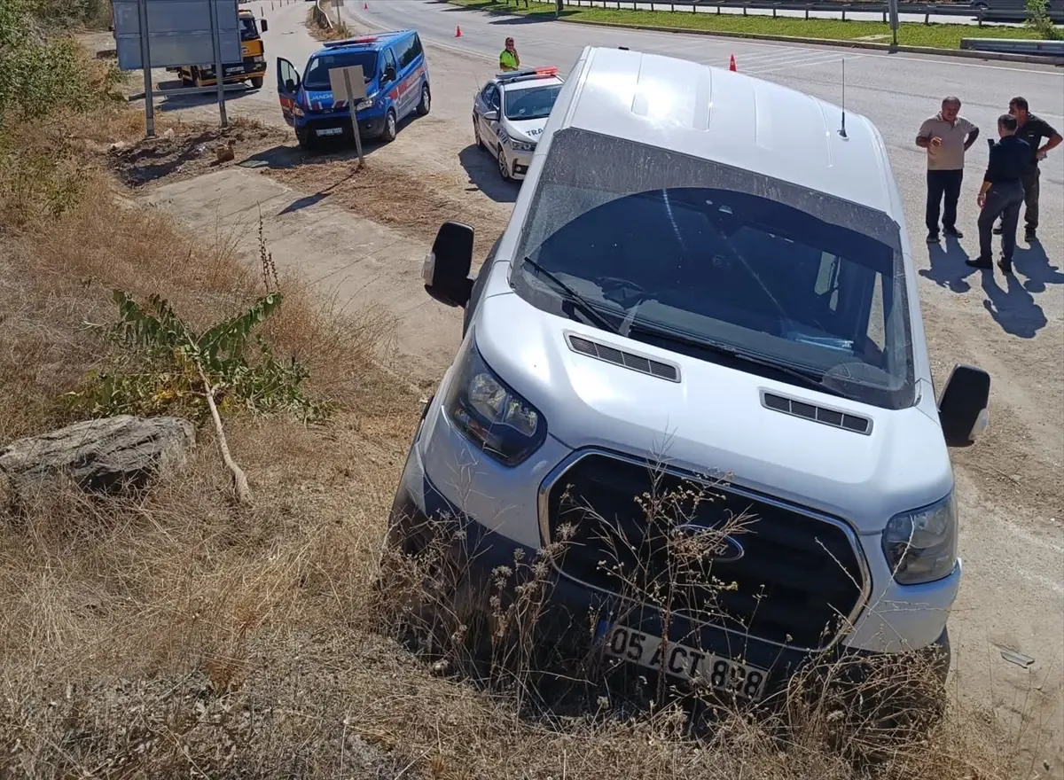 Amasya\'da minibüs ile otomobilin çarpışması sonucu 5 kişi yaralandı