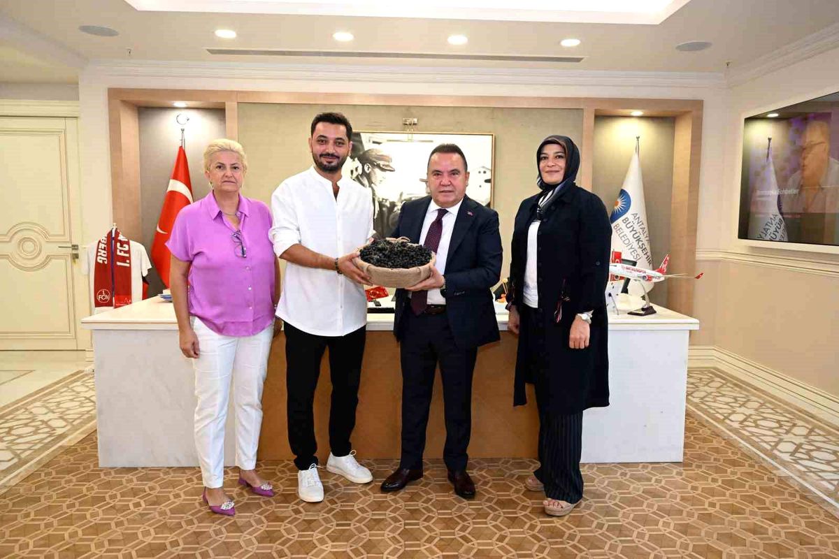 Antalya Büyükşehir Belediyesi Genç Çiftçiye Destek Veriyor