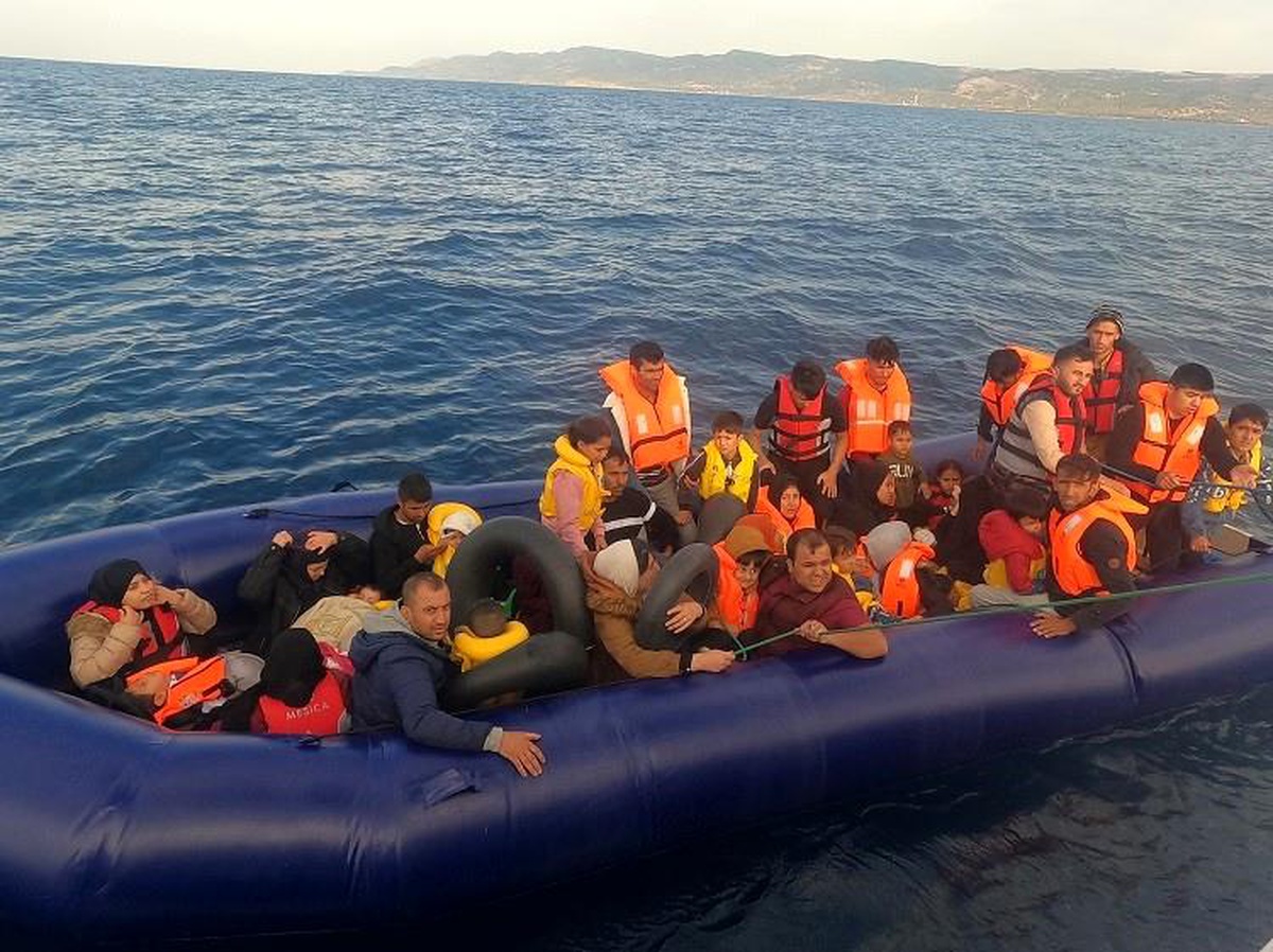 Çanakkale\'de Sahil Güvenlik Operasyonunda 70 Kaçak Göçmen Kurtarıldı
