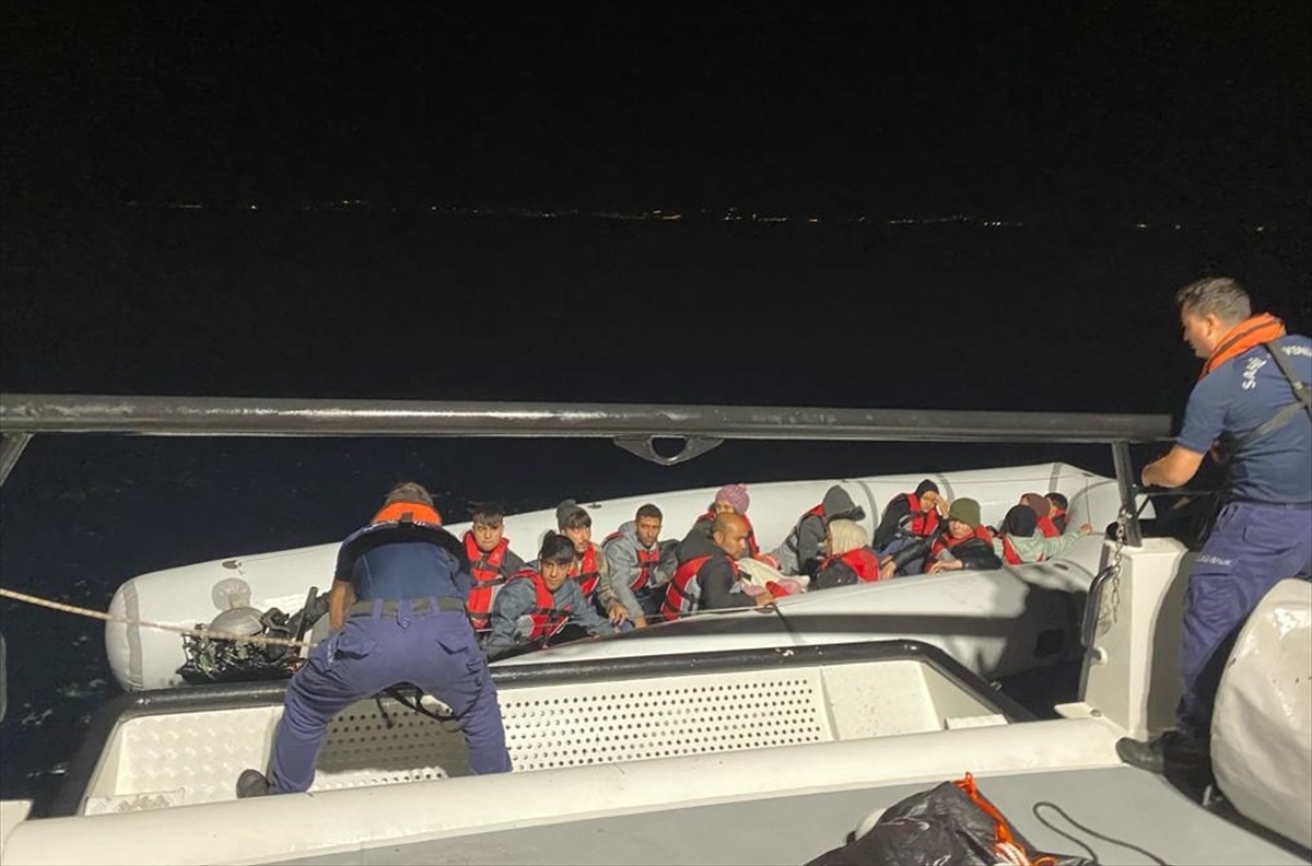 Ayvalık Açıklarında 52 Düzensiz Göçmen Kurtarıldı, 18 Göçmen Yakalandı