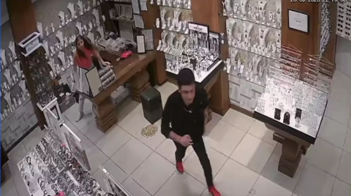 Edremit\'te Bijuteri Mağazasında Akıllı Saat Hırsızlığı