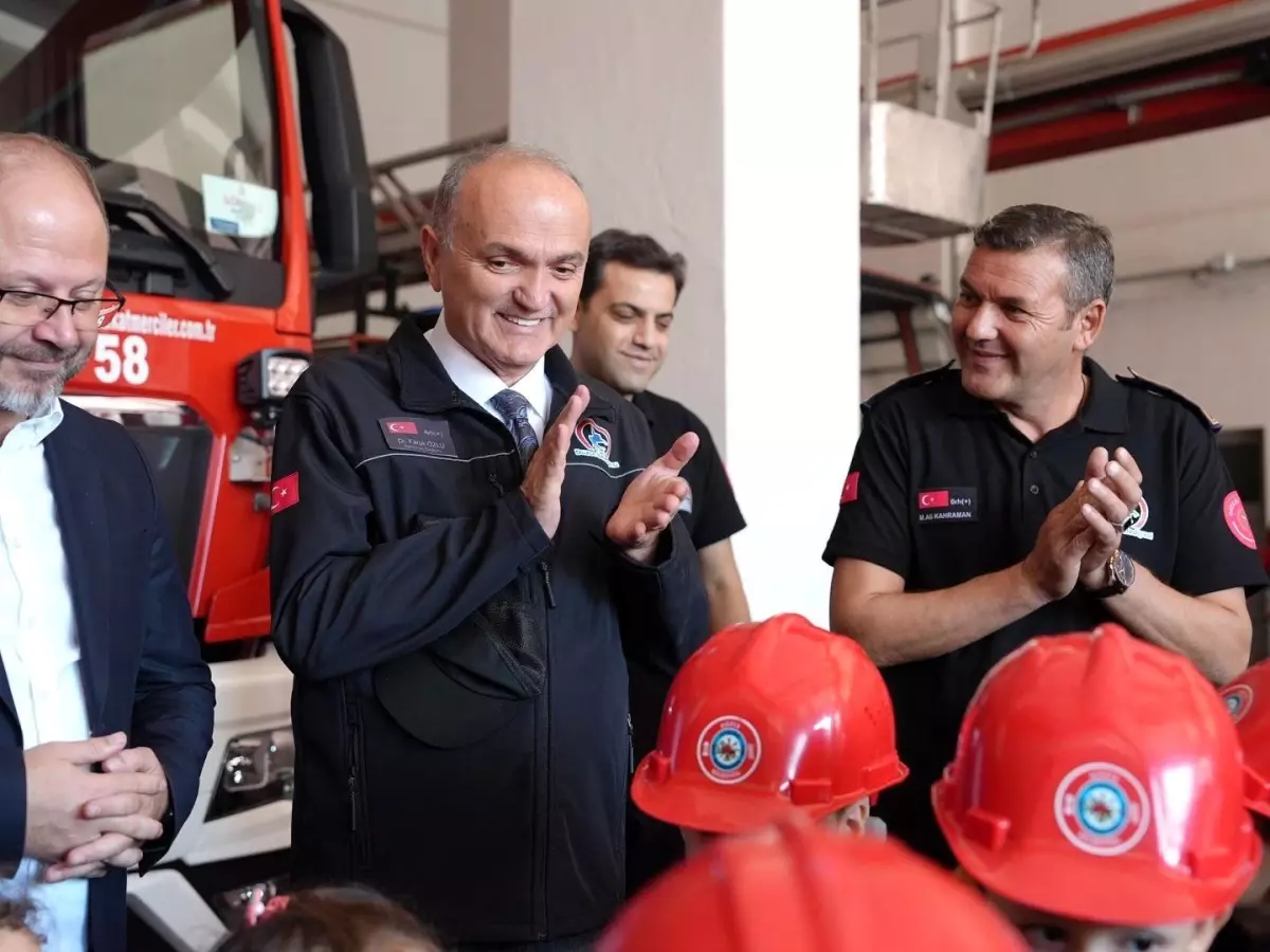 Düzce Belediye Başkanı İtfaiye Müdürlüğü\'nü Ziyaret Etti