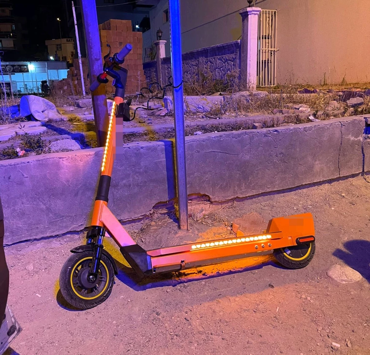 Batman\'da Kaldırımlarda Park Edilen 15 Scooter Toplatıldı