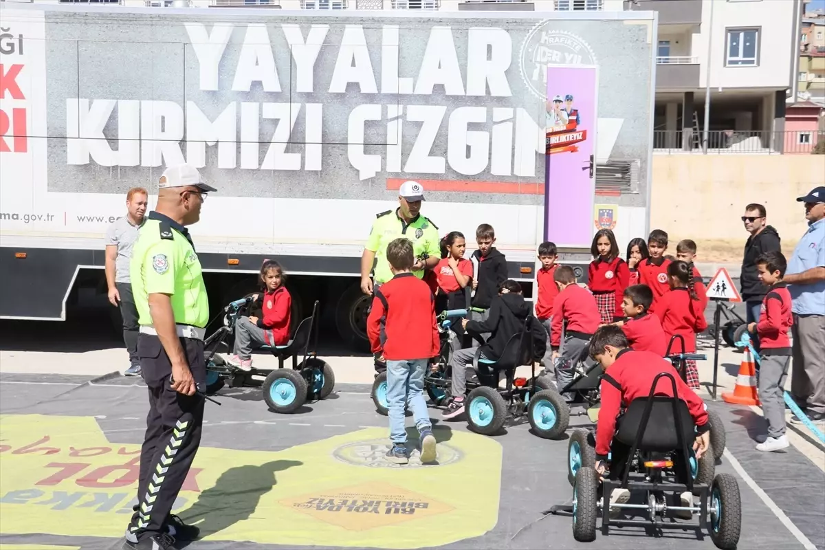 Bayburt\'ta Emniyet Genel Müdürlüğü\'nün Mobil Trafik Eğitim Tırı İlkokul Öğrencilerine Eğitim Verdi