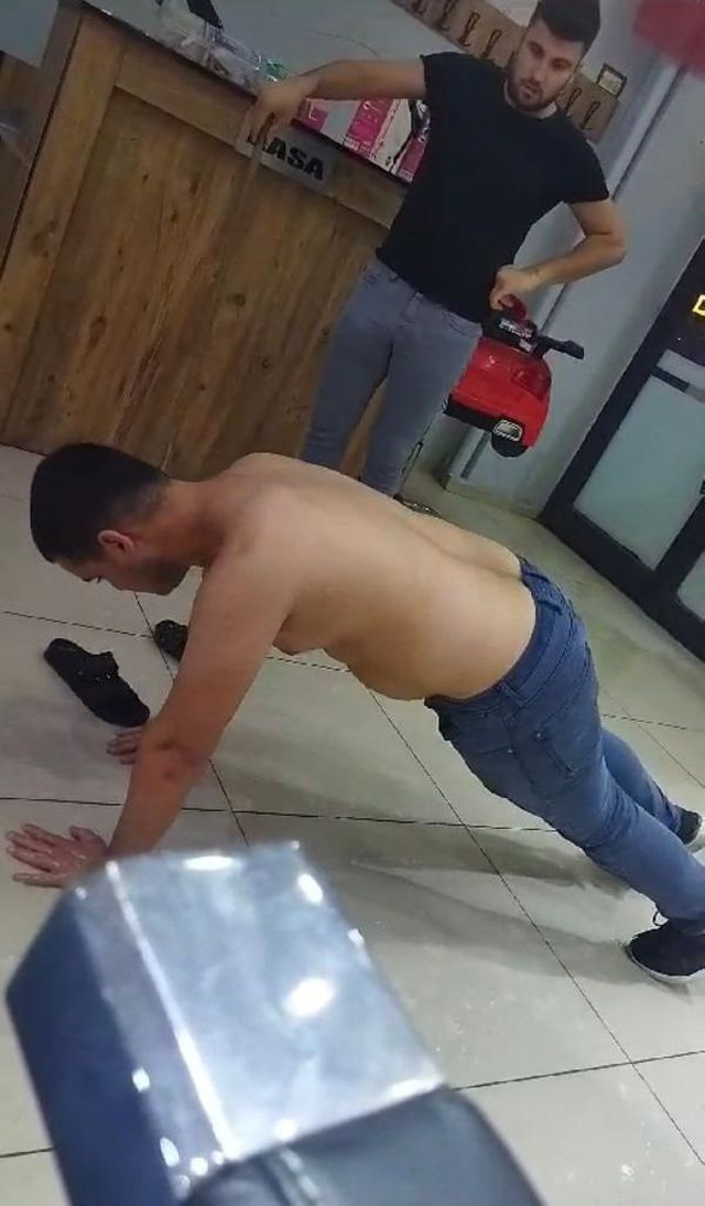 Berberin çıraklarına şınav çektirip süründürdüğü görüntüler tepki topladı Berberin çıraklarına şınav çektirip süründürdüğü görüntüler tepki topladı