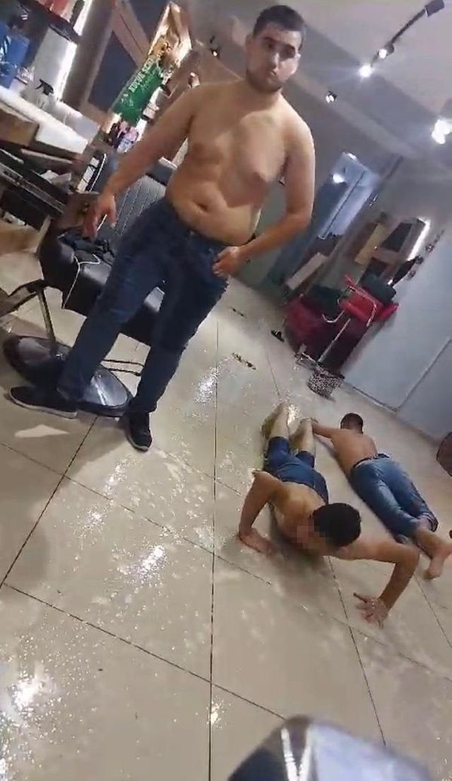 Berberin çıraklarına şınav çektirip süründürdüğü görüntüler tepki topladı Berberin çıraklarına şınav çektirip süründürdüğü görüntüler tepki topladı