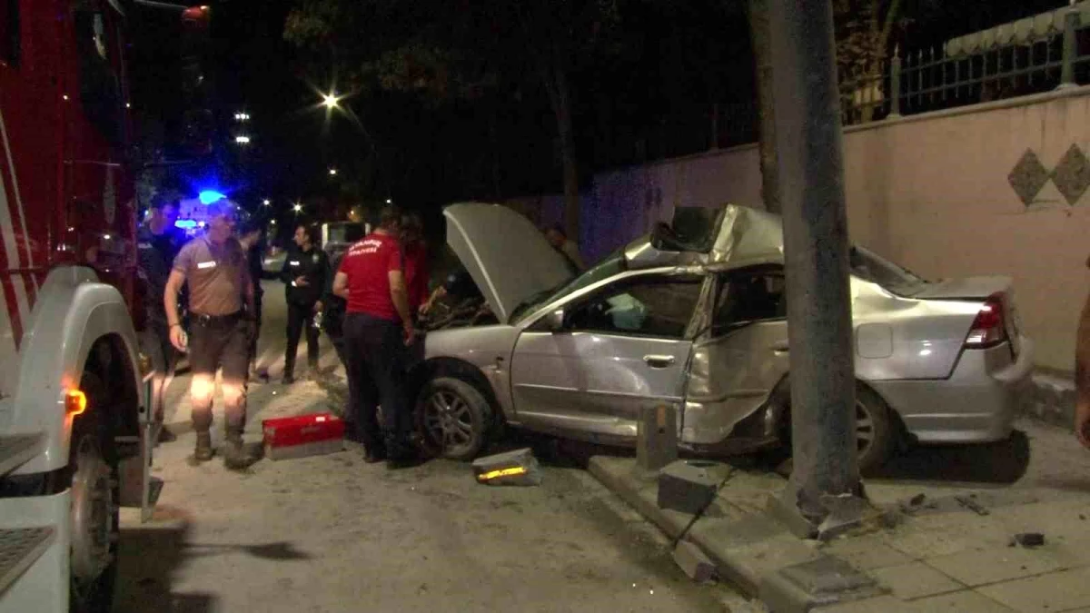 Beykoz\'da Yolun Islak Olması Nedeniyle Araç Kaza Yaptı