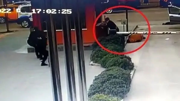 Eski eşini ve yanındaki adamı öldüren polis memurunun cezası belli oldu Eski eşini ve yanındaki adamı öldüren polis memurunun cezası belli oldu