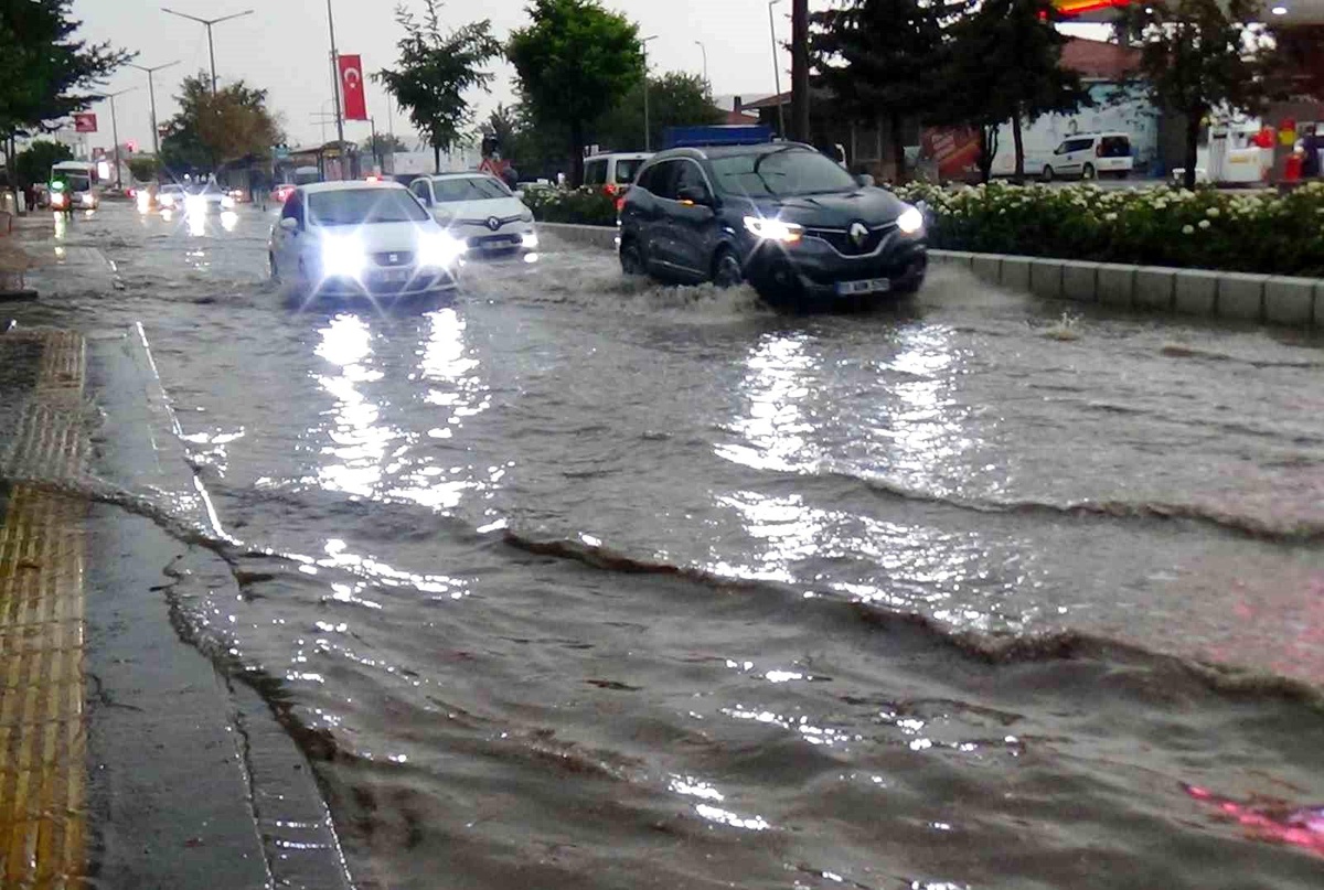 Bozüyük\'te Sağanak Yağış Sonucu Su Taşkınları