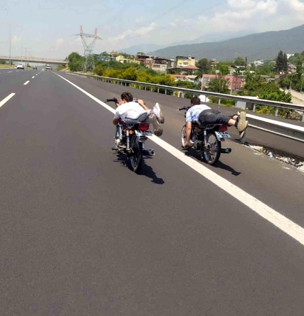 İskenderun\'da Akrobatik Hareket Yapan Motosiklet Sürücülerine Yüksek Cezalar