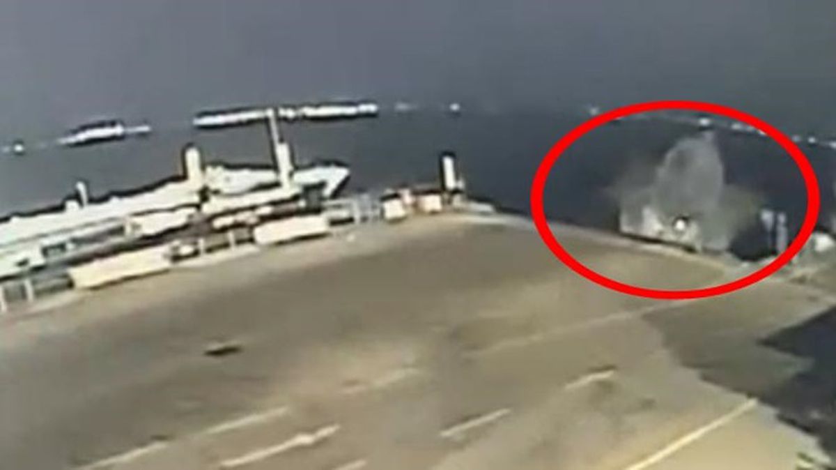 Dikkatsiz sürücü, feribota binerken aracıyla denize uçtu