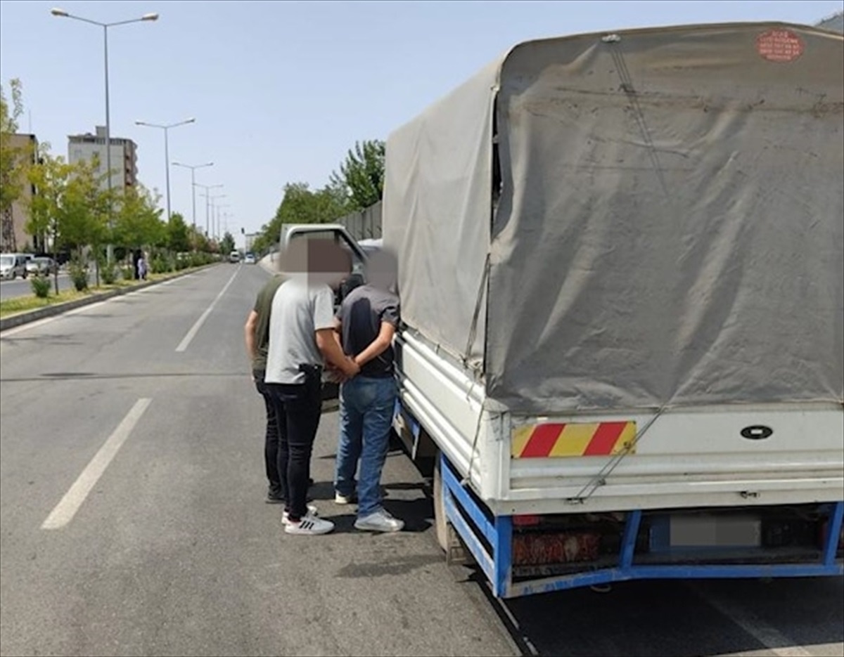 Diyarbakır\'da Göçmen Kaçakçılığı Yapan 6 Şüpheli Tutuklandı