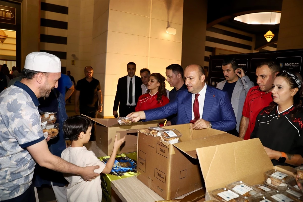 Diyarbakır Büyükşehir Belediyesi Vatandaşlara Kandil Simidi ve Lokum Dağıttı