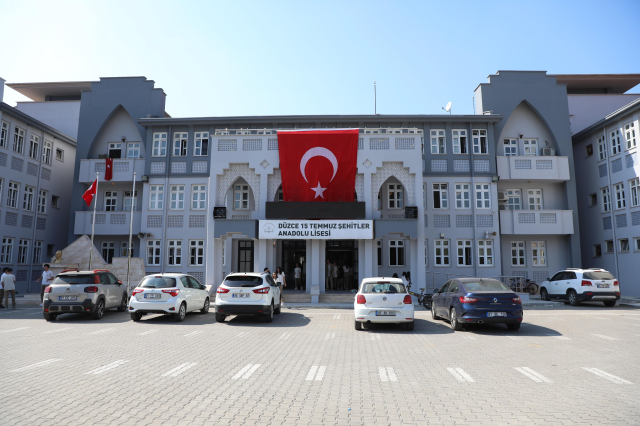 Düzce Valiliği geri adım attı! Tepki çeken isim değişikliği sonrası okula yeniden '15 Temmuz Şehitler Anadolu Lisesi' tabelası asıldı