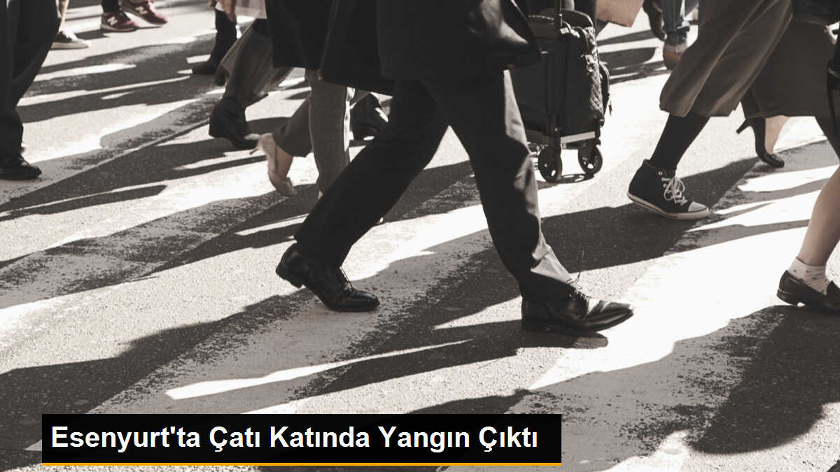Esenyurt\'ta Çatı Katında Yangın Çıktı