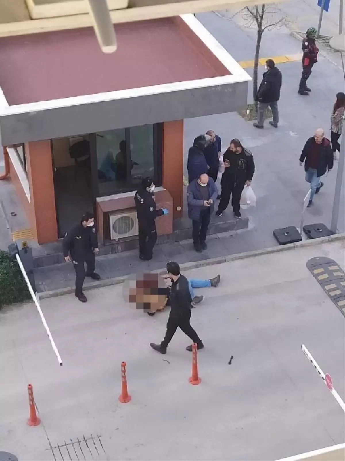 Polis Memuru Eski Eşini ve Yanındaki Kişiyi Öldürdü, Genç Kız Yaralandı