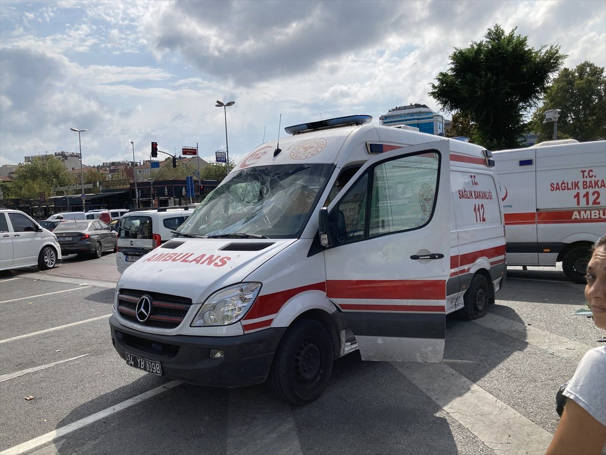 Fatih\'te Otomobilin Çarptığı Ambulans Devrildi: 3 Yaralı
