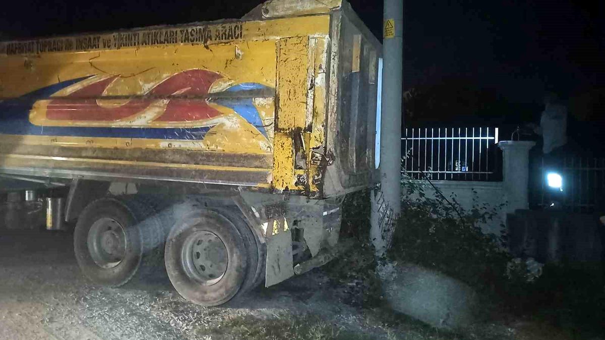 Samsun\'da freni boşalan kamyon elektrik direğine çarptı