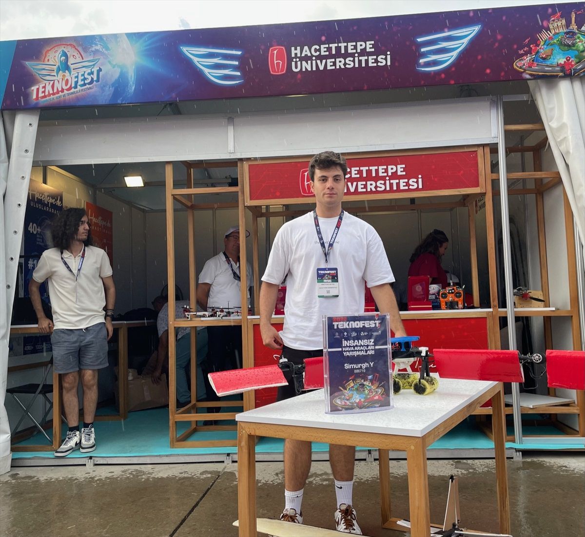 Hacettepe Üniversitesi İnsansız Hava Araçları Topluluğu tarafından tasarlanan portatif baz istasyonu dronu TEKNOFEST İzmir\'de tanıtıldı